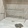 Étagère trapézoïdale à double niveau en acier inoxydable.