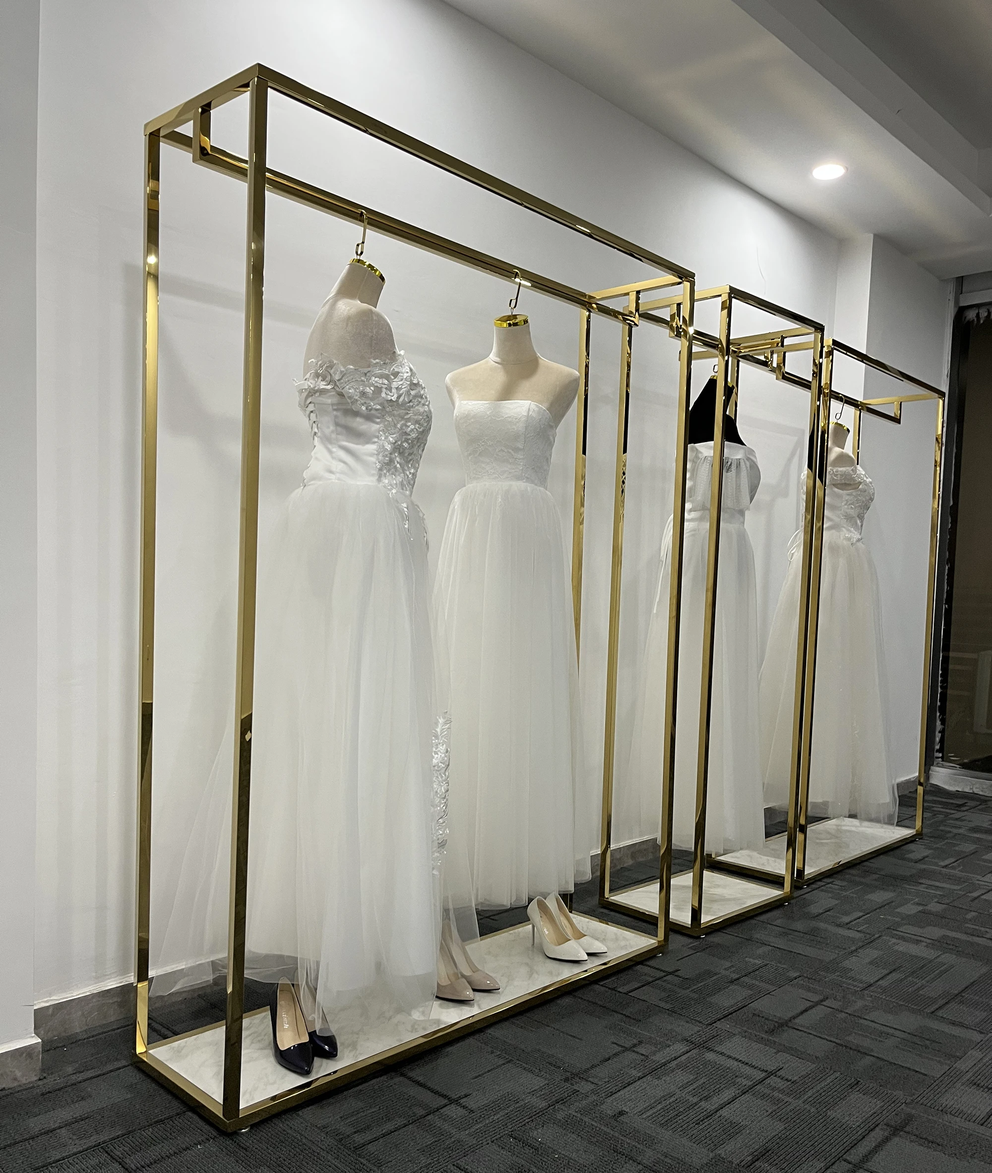 Luxury Golden Metal Dress Hanging Rack for Bridal Shop OEM