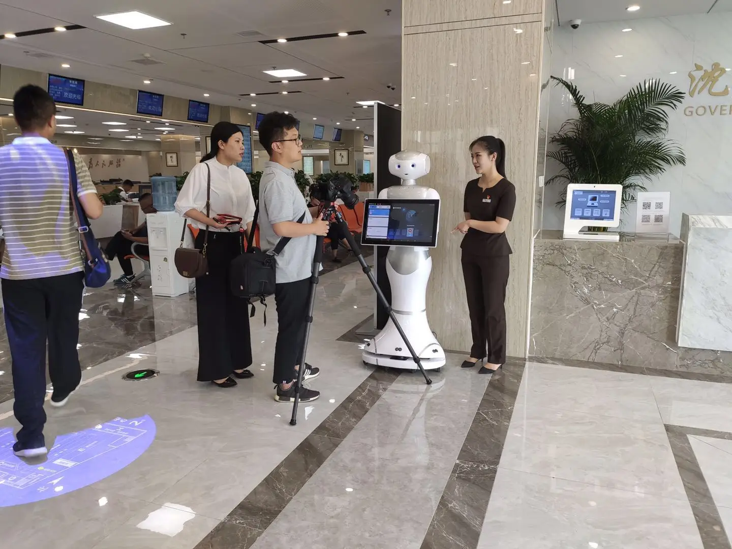 Humanoid Intelligent Mobile Advertising Service Robot