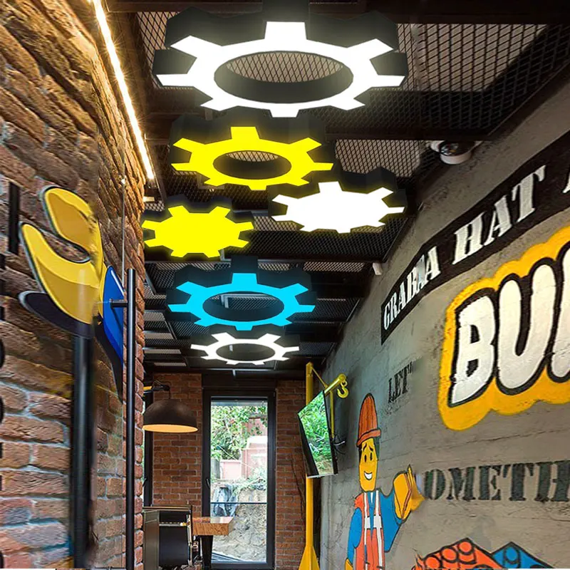 Suspension LED de style industriel au design « Tech Gear », forme irrégulière, étanche avec indice de protection IP65, pour créer une ambiance dans une salle de billard
