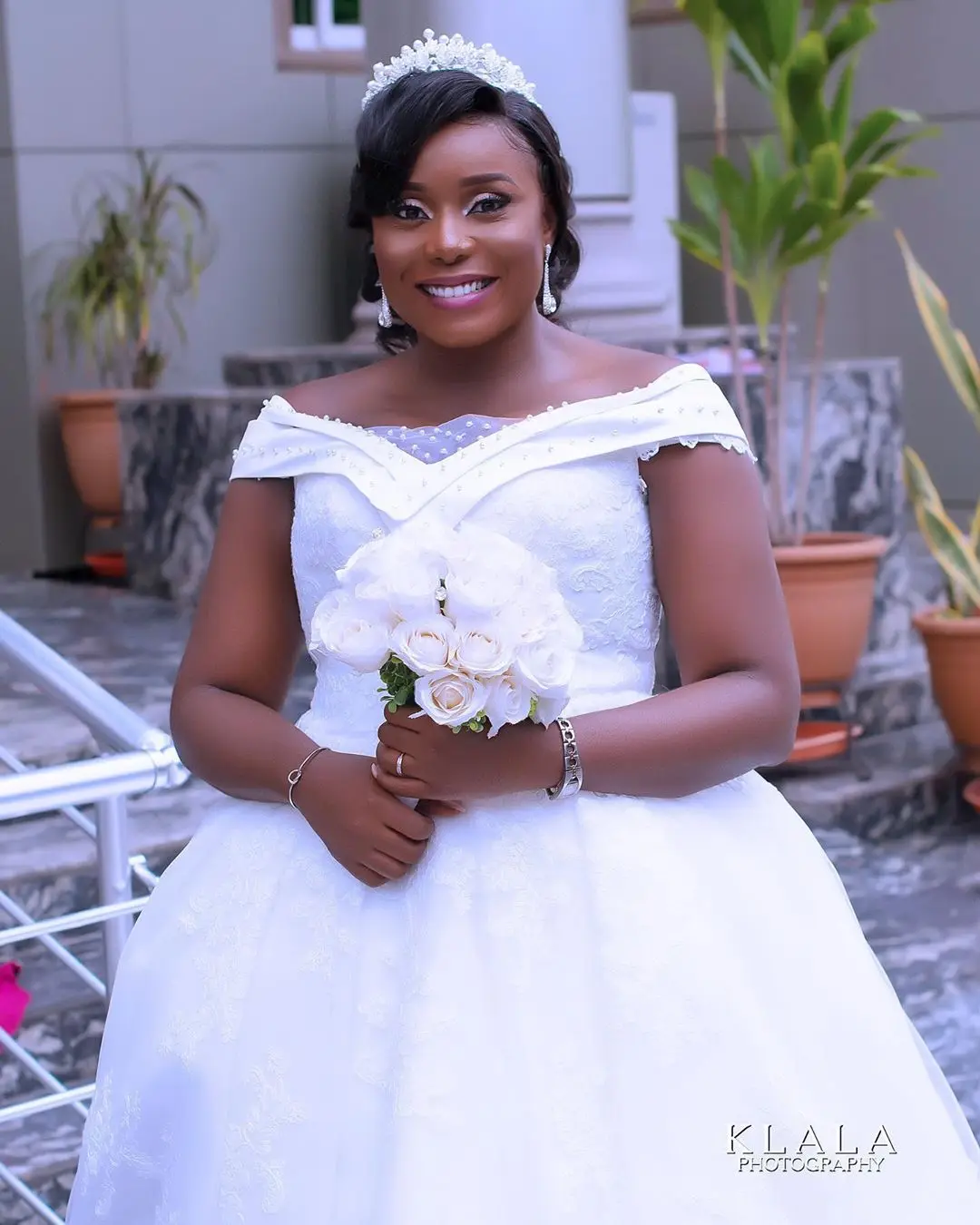 短袖蕾丝钉珠一字肩非洲新娘蓬松的舞会礼服婚纱地板长度