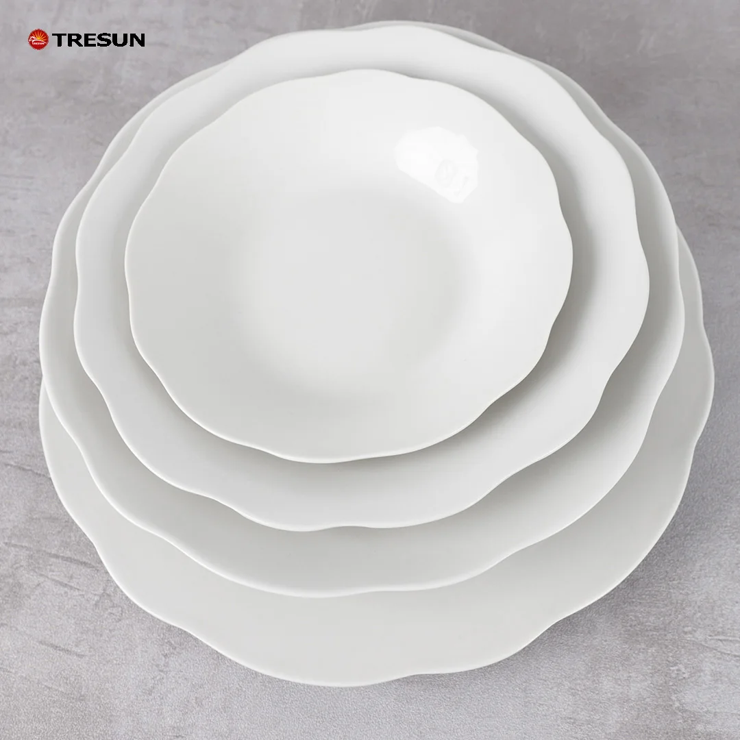 Wholesale Scalloped Edge China Luxury Modern Restaurant Porcelain Nordic White Dish Set Ceramic Plates for Wedding