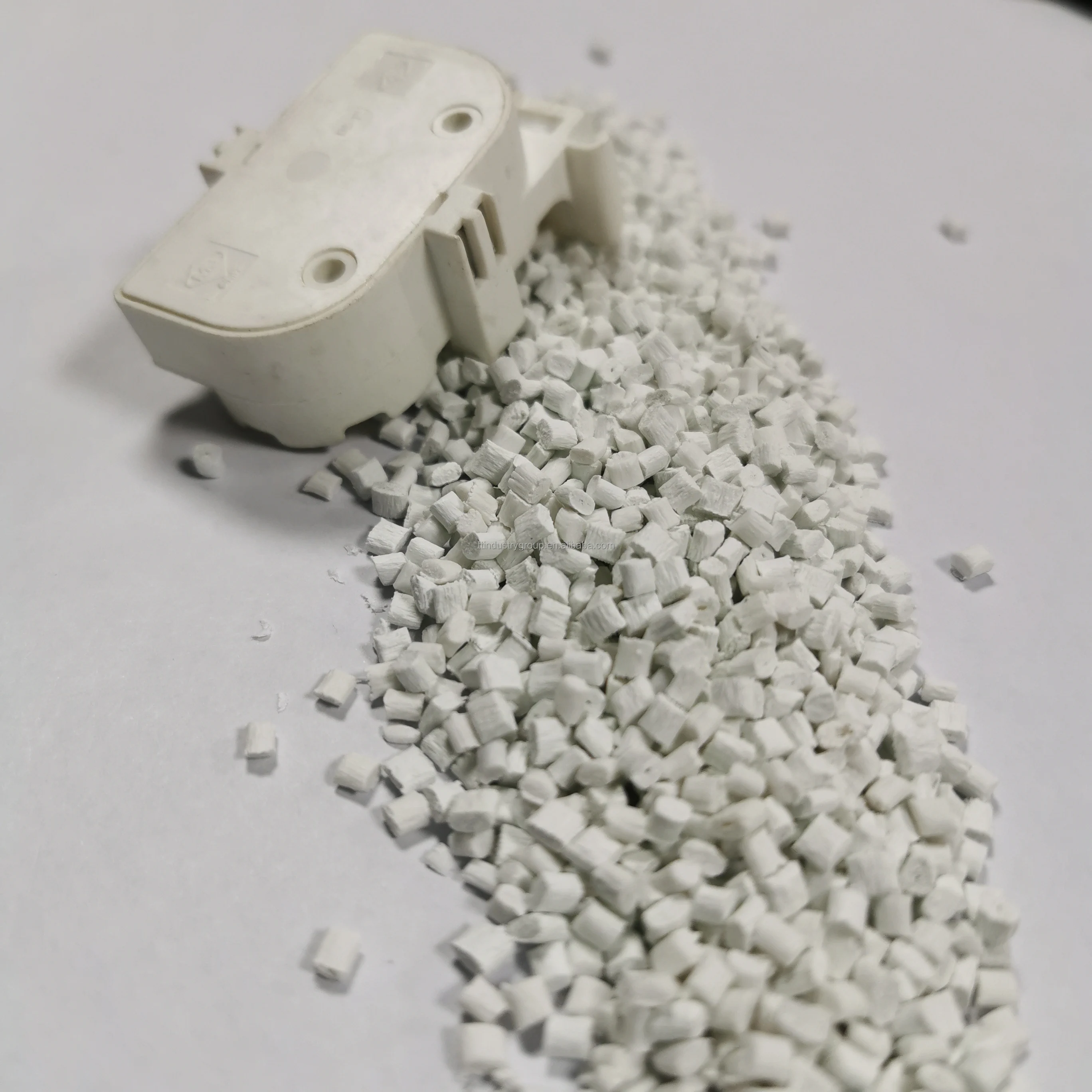 Цена материала pbt модифицированный завод лучшее качество PBT GF20 V0 для электрического разъема