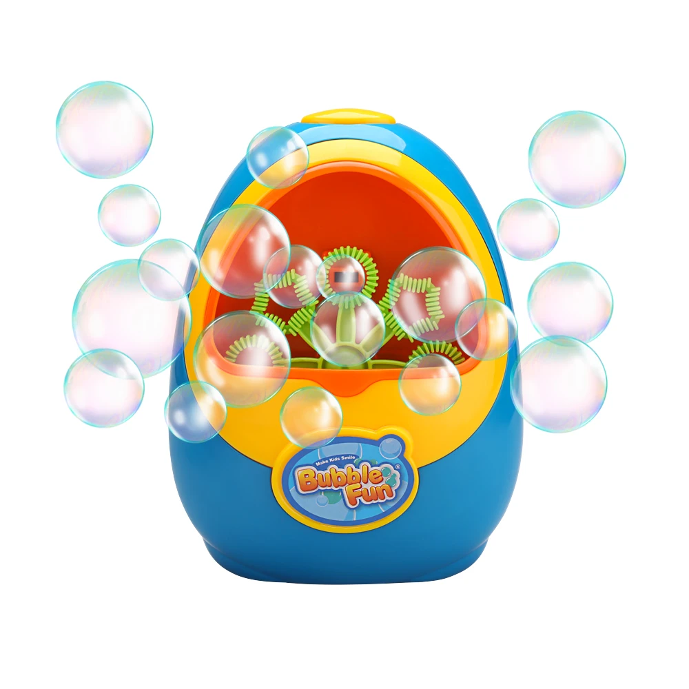 Пузыри из Bubble машины и ребенок