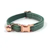Col en velours côtelé vert foncé, accessoires en or rose