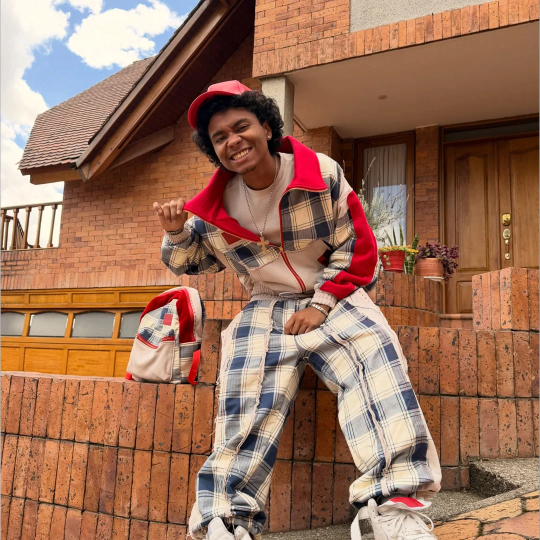 Mandlig high-street-hoodie-sæt med tilpasset vintage syrefarvet tærvæv, plaid-indsatser, stjernepatches og broderi – en hip-hop-inspireret, casual to-delssæt tracksuit.