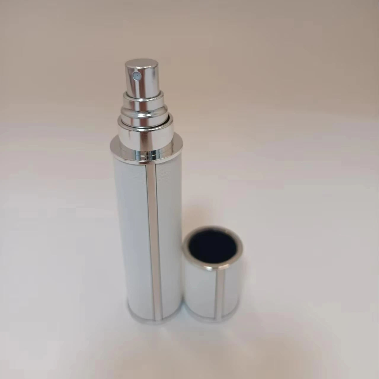 Portable 10ml Aluminum Straight Stripe Perfume Atomizer Travel-friendly Refillable Cosmetics Pump Sprayer Leather Collar Scent