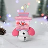 Muñeco de nieve con campana colorida.