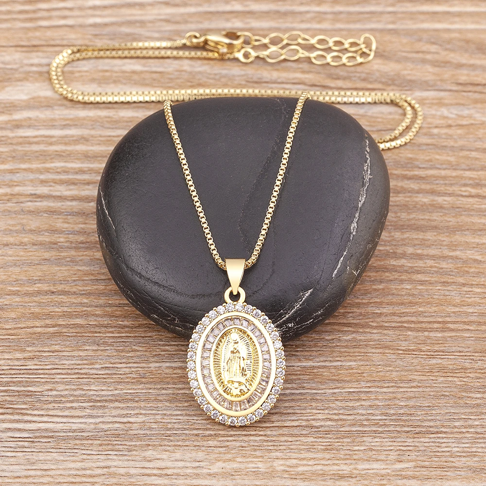 QIKU Religious Virgin Mary Crystal Pendant Pray Necklace Copper Cubic Zircon Pave Jewelr aperçu 6