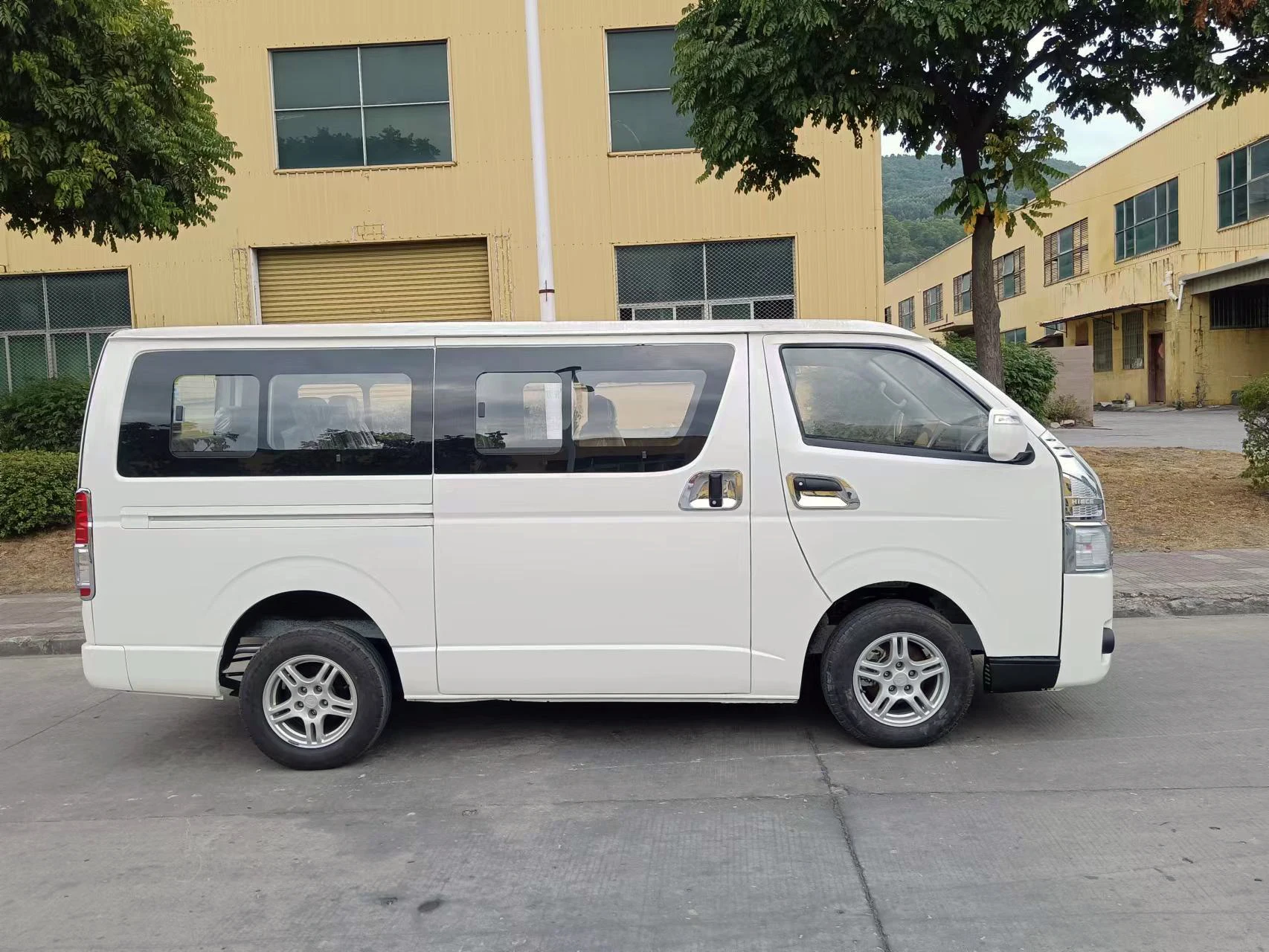 2024 Hiace Type Bus 15 Seats Mini Bus