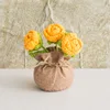 Bolsa de la suerte con 3 rosas naranjas.