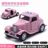 Auto d'epoca con tetto rigido rosa