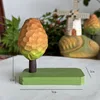 Base verde con piccolo albero verde-arancio