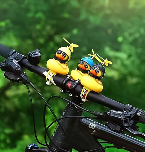 Мотоциклетный шлем с рогом желтой утки