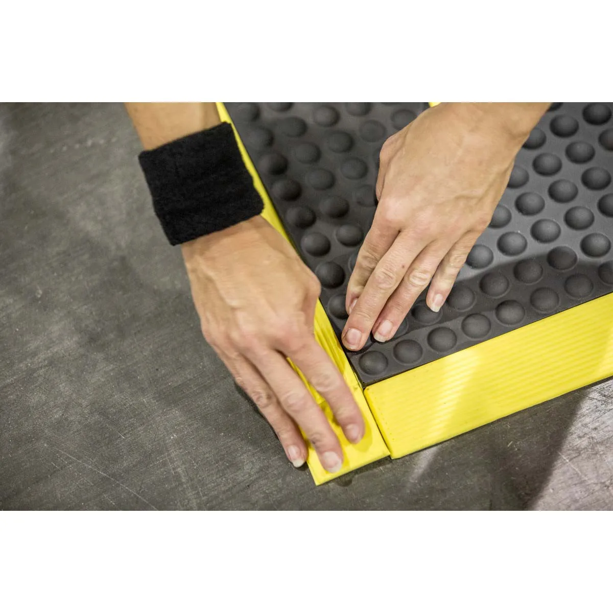Heavy Duty Anti Fatigue Floor Mats Rubber Industrial Antistatic Interlock Non-Slip Conductive Rubber Mat supplier