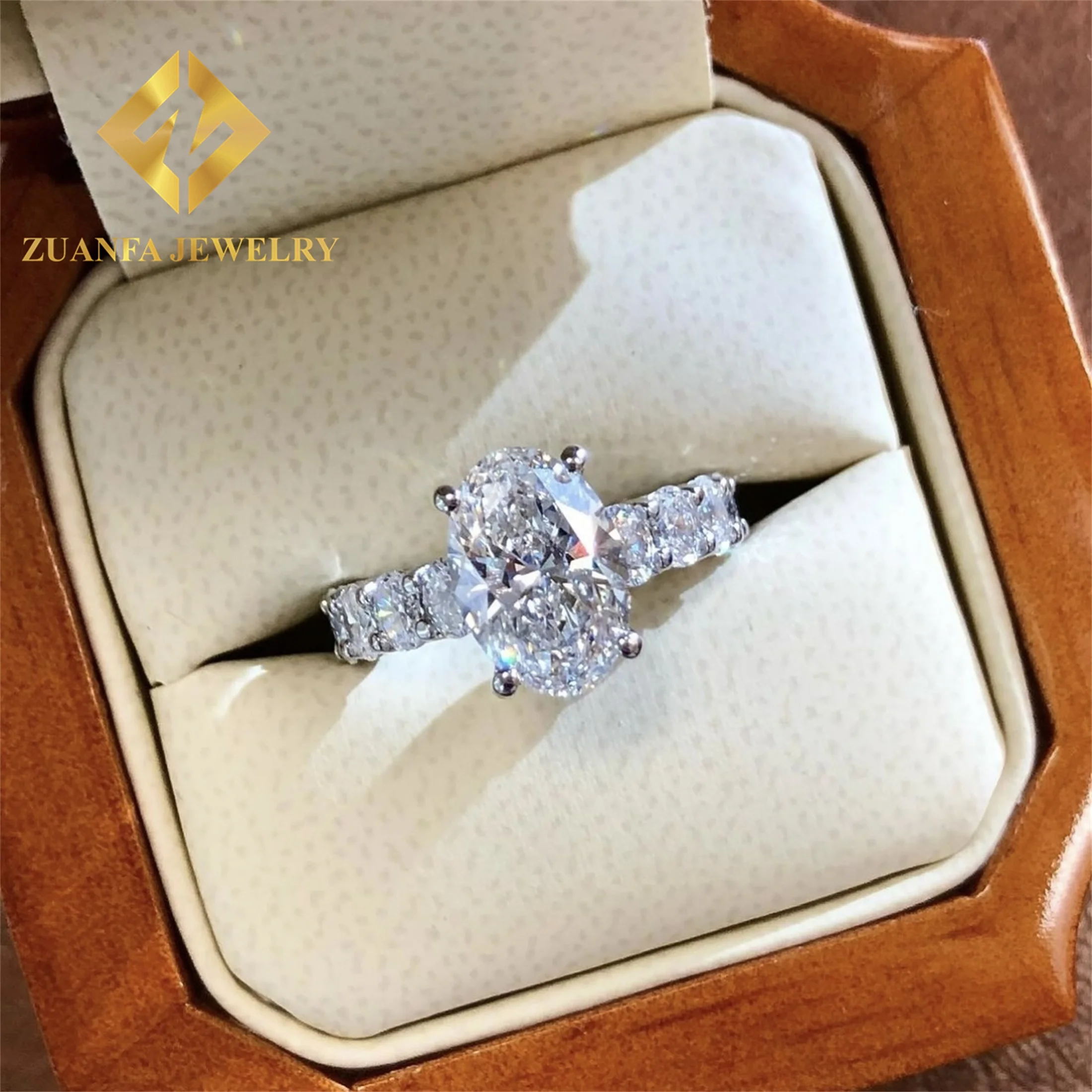 Anel de Noivado de Luxo em Ouro Branco 14K com Diamante Oval de 3Ct Corte  Excelente e Halo Oculto de 4 Garras, Joias de Casamento com Diamante ..., image size:2200x2200