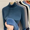 Chaqueta polar azul de cuello alto.