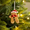 Bonhomme en pain d'épice avec nœud papillon rouge