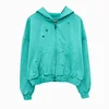 มีสีเขียวขุ่น