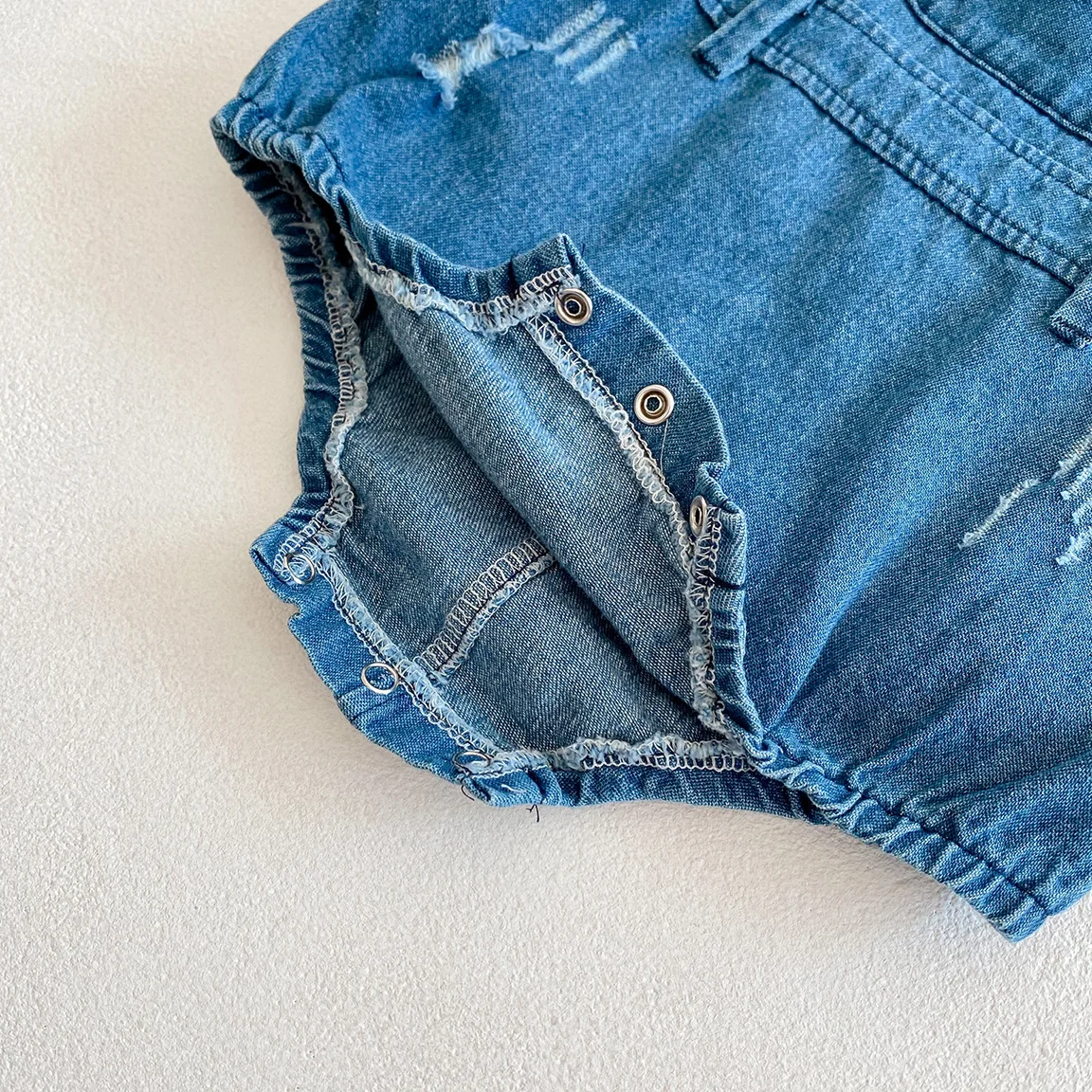 2023 Новые товары Весна и лето, бестселлер, хлопковые джинсовые брюки с подтяжками + полосатая футболка для маленьких девочек, костюм из двух предметов