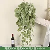 Un manojo de hojas grandes de manzano silvestre francés.