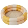Piscina retro con rayas amarillas.