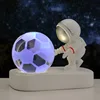 Astronauta amado-fútbol-luz colorida