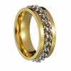 Anillo de oro con cadena de plata.