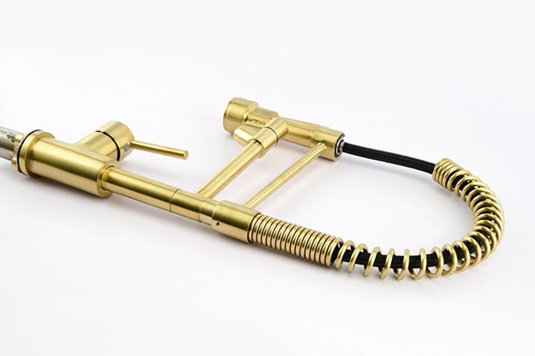 Mezclador de grifo de cocina con resorte semi profesional extraíble de latón negro con caño flexible