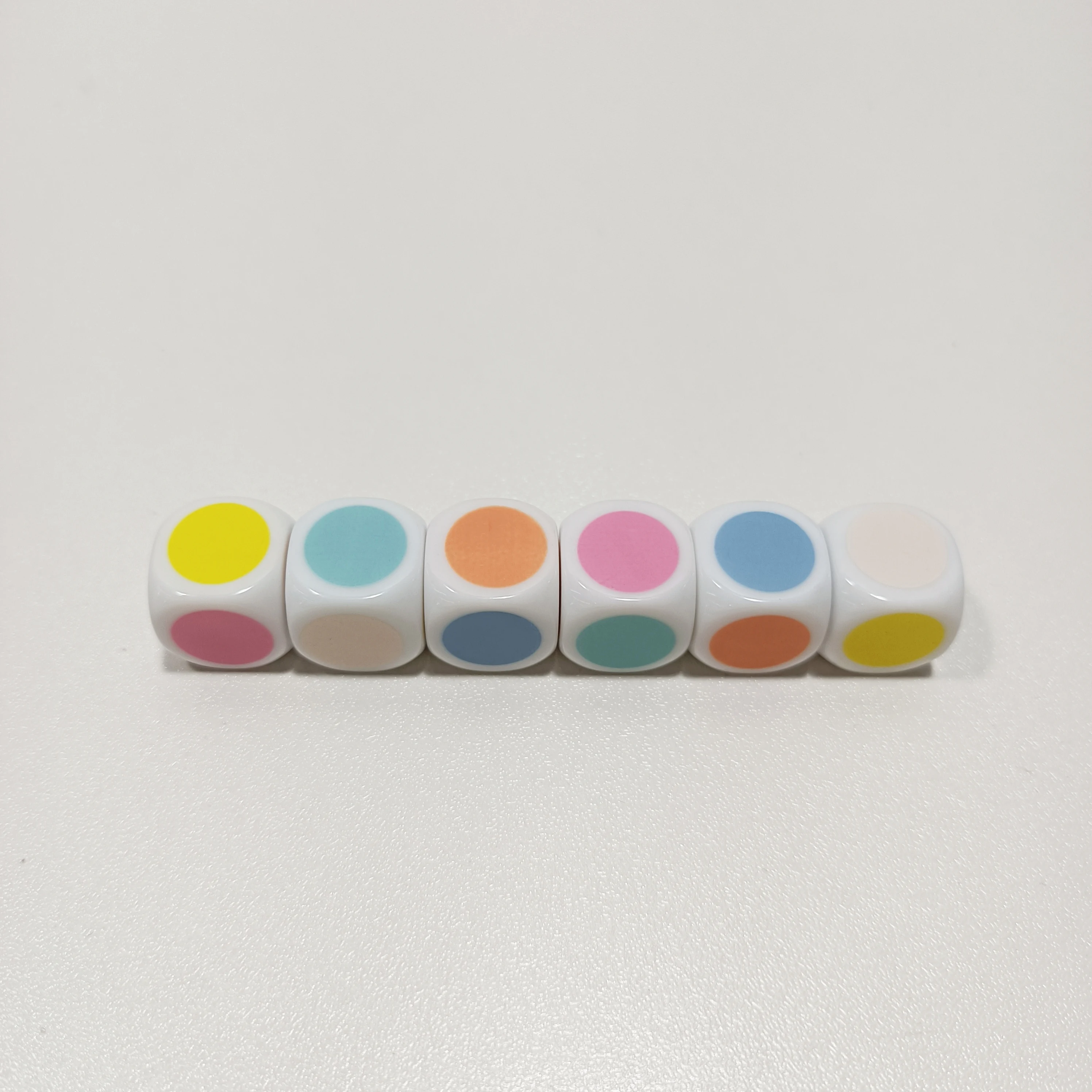 Высококачественные игральные кости на заказ с цветными точками и трубкой