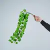 Colgante de pared largo Clover con puntos verdes y blancos.