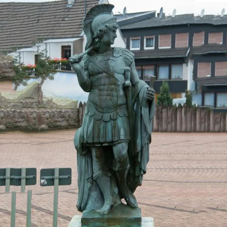 剣とホプライトシールドを備えた古代ローマギリシャのブロンズ戦士兵士