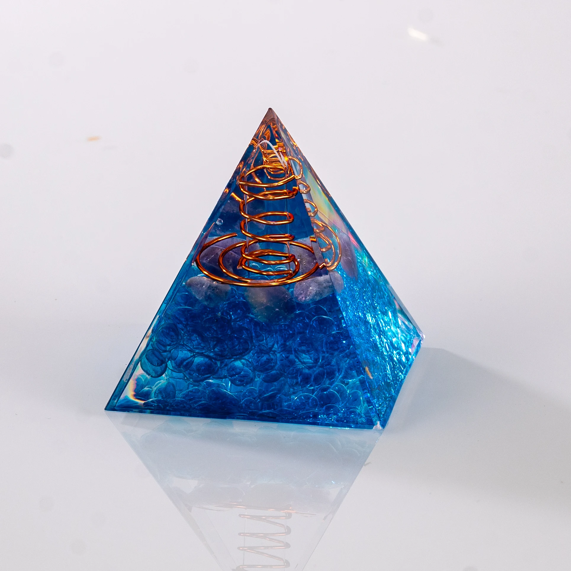 Hot Sale Crystal Energy Pyramid Figurine New Home Office Desktop Decoration Honor Themed Drip Gum Resin Craft Healing Broken manufacture