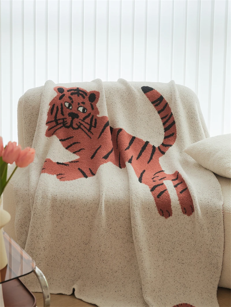 New design light weight 100% polyester cute tiger jacquard knitted throw blanket for winter home decoration sofa and travel FSH supplier