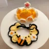 Collana con cappello ape e piantina di fiore giallo