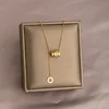 Collana in acciaio al titanio, dorata, versatile e aderente.