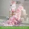Paquete de bienvenida AR con cascada floral de mesa rosa y blanca.