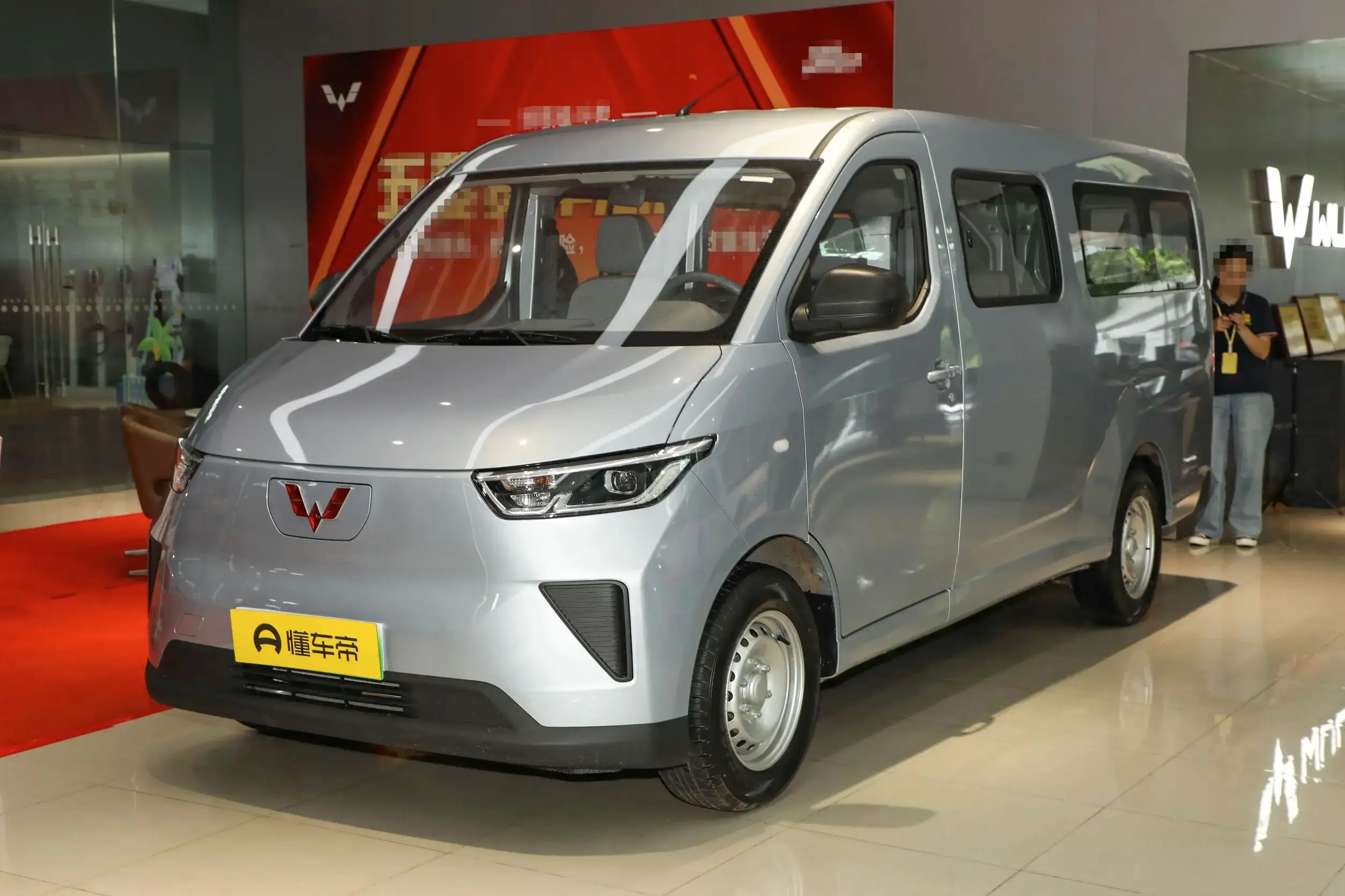 Wuling Yangguang 230km Pure Electric Range Small Electric Van Bus Mini Passenger Car Electric Bus 6 Seater Passenger Vehicle