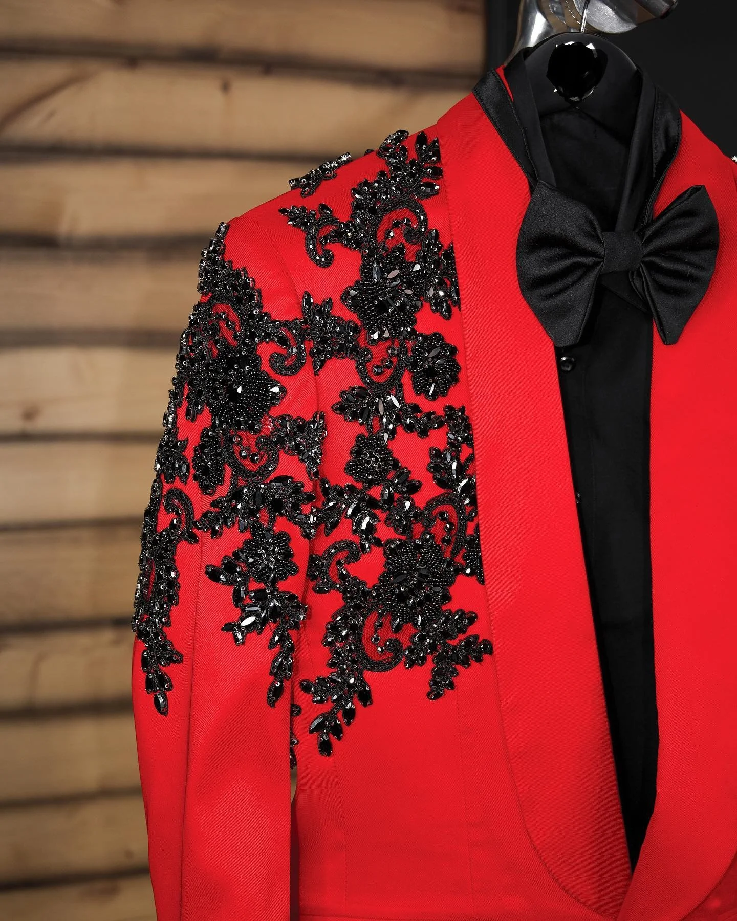 Luxury Design Regular Slim Fit Men's Prom Party Wedding Formal Premium Red Tuxedo & Gown With Black Crystal Details Luxury Design Regular Slim Fit Men's Prom Party Wedding Formal Premium Red Tuxedo & Gown With Black Crystal Details