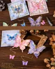 Mariposas bailando entre flores