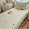 Orsetto con fiori a nastro e copriletto