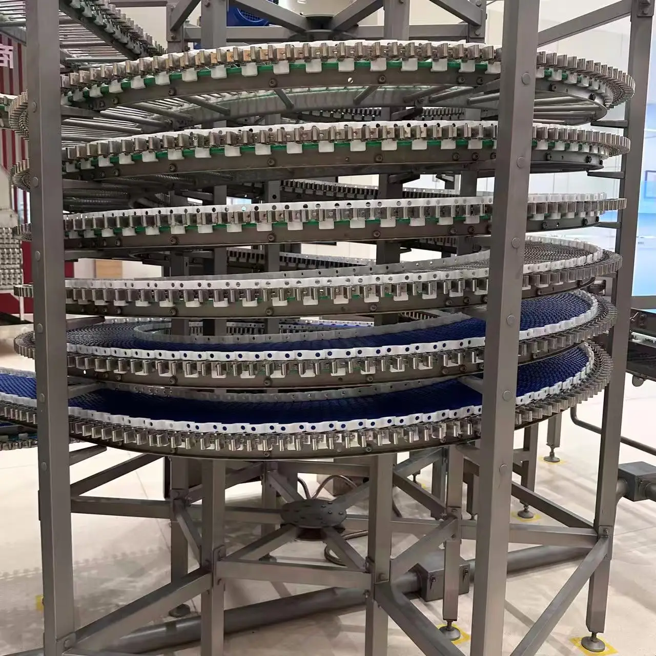 Large automatic spiral freezers for slaughterhouses and food processing plants