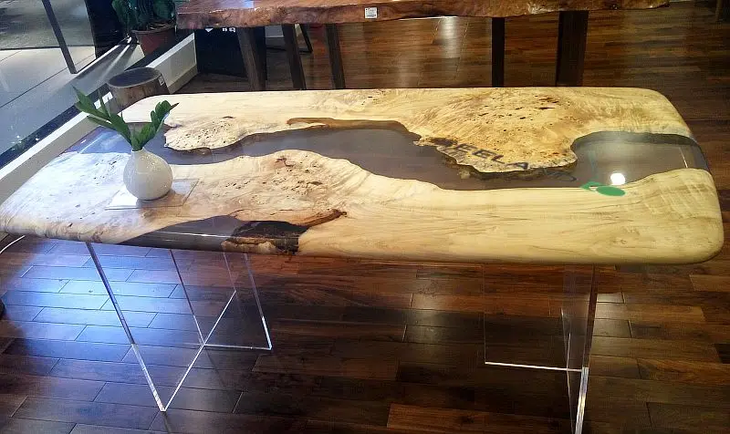 Table epoxy transparent en peuplier massif