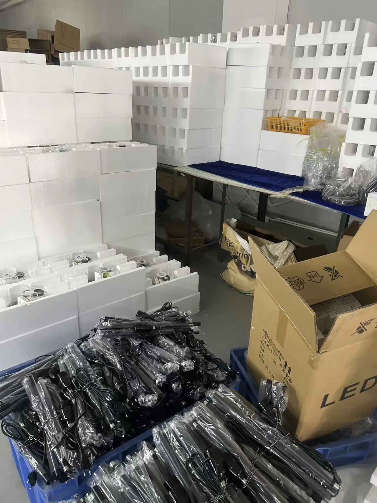 Modern Luxury HotelLedBedside Floor Lamp Iron Body Modern Design Home Bedroom Living RoomLEDLight Source