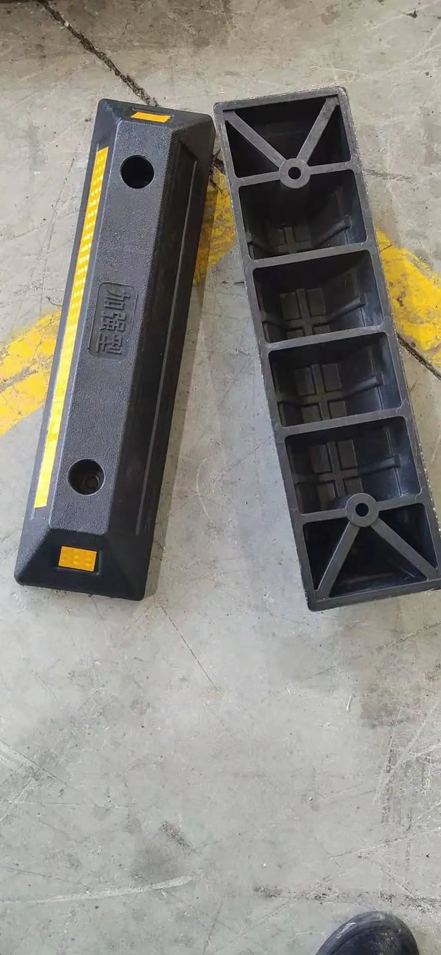 WS36 Cheap Factory Rubber Wheel Stops Parking Curbs for Parking supplier