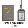 Juego de etiquetas para equipaje y tarjetero para pasaporte en color gris.