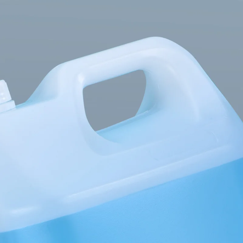 Квадратный пластиковый бак объемом 10 л для хранения жидкости в автомобиле