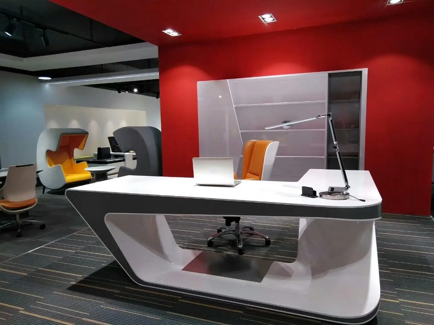 Luxury Office Furniture High-Gloss Executive MDF Wood Desk for CEO Boss Senior Managers Contemporary Style for Home Villa