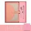 Cuaderno rosa con recambios de bolígrafo.