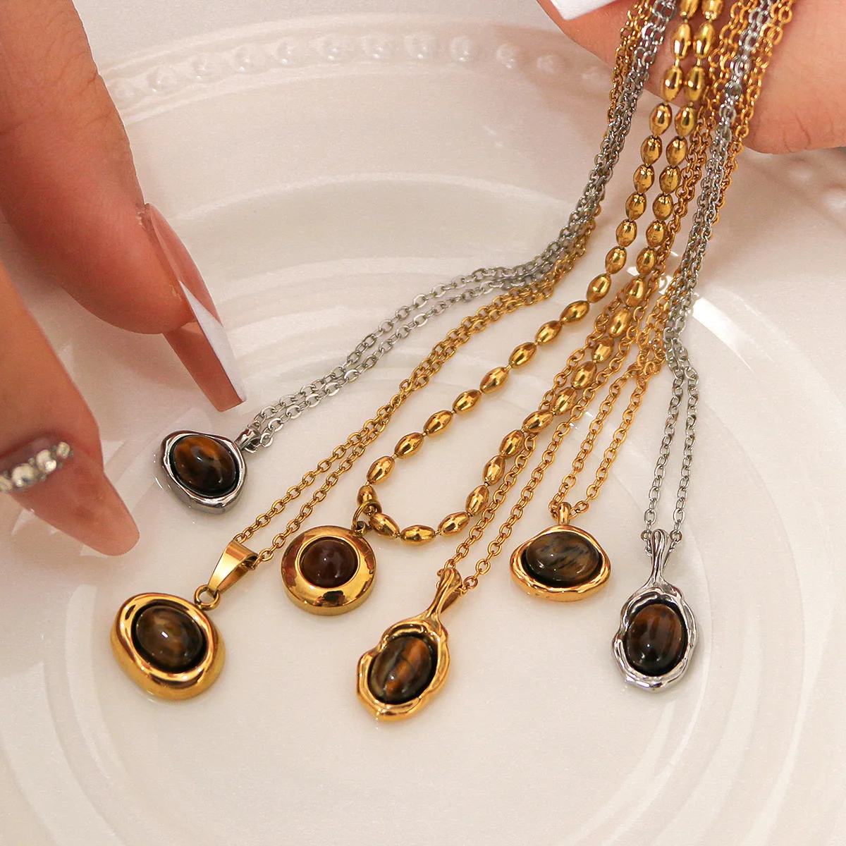 Ladies Fashion Stainless Steel Pendant Necklace with Tiger Eye Cat